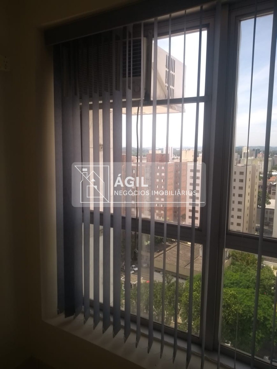 Venda Aceita permuta em uma sala comercial no Edifício San James em São Jose dos Campos-SP A sala comercial fica no Edifício Saint James à avenida d