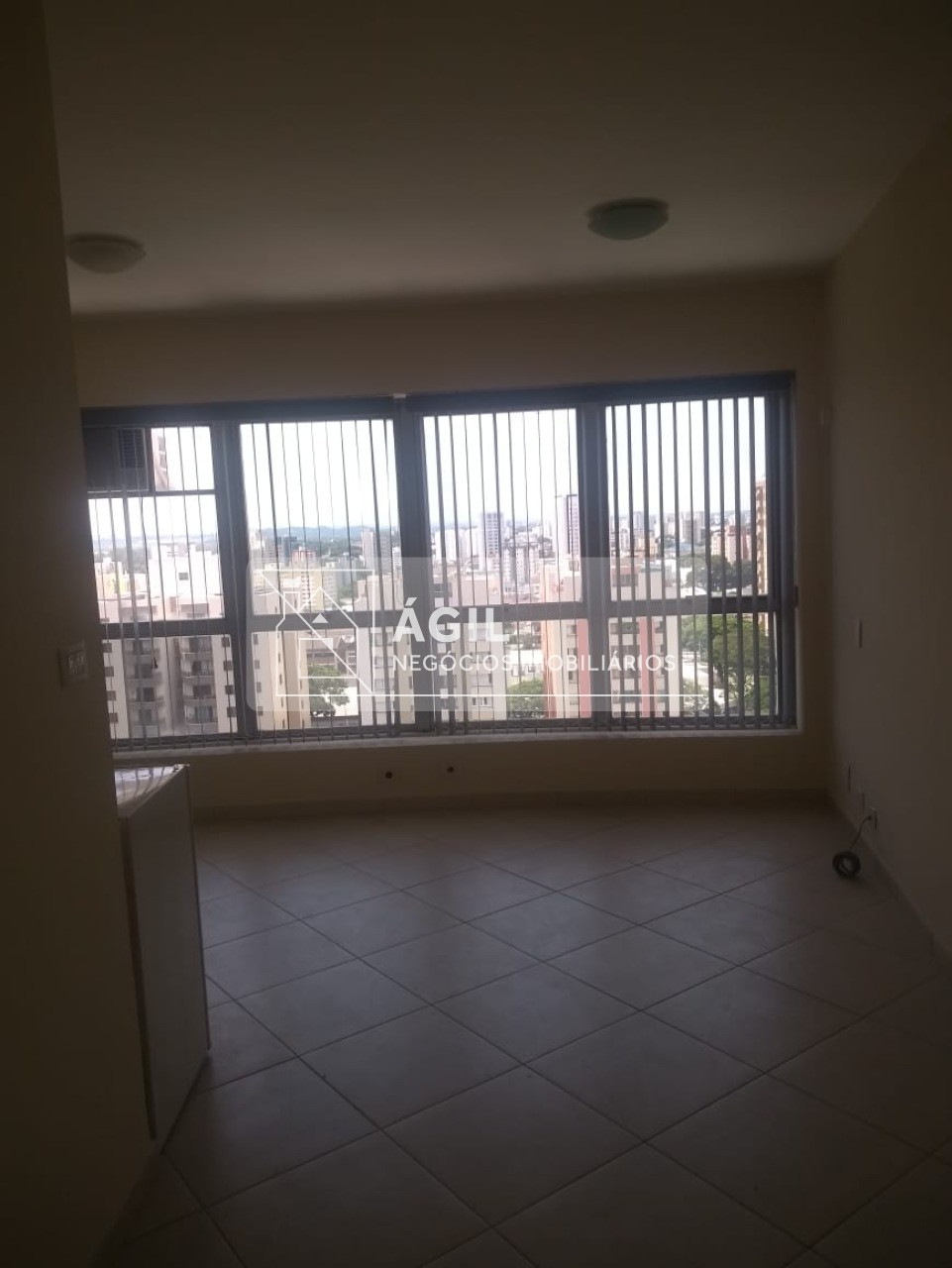 Venda Aceita permuta em uma sala comercial no Edifício San James em São Jose dos Campos-SP A sala comercial fica no Edifício Saint James à avenida d