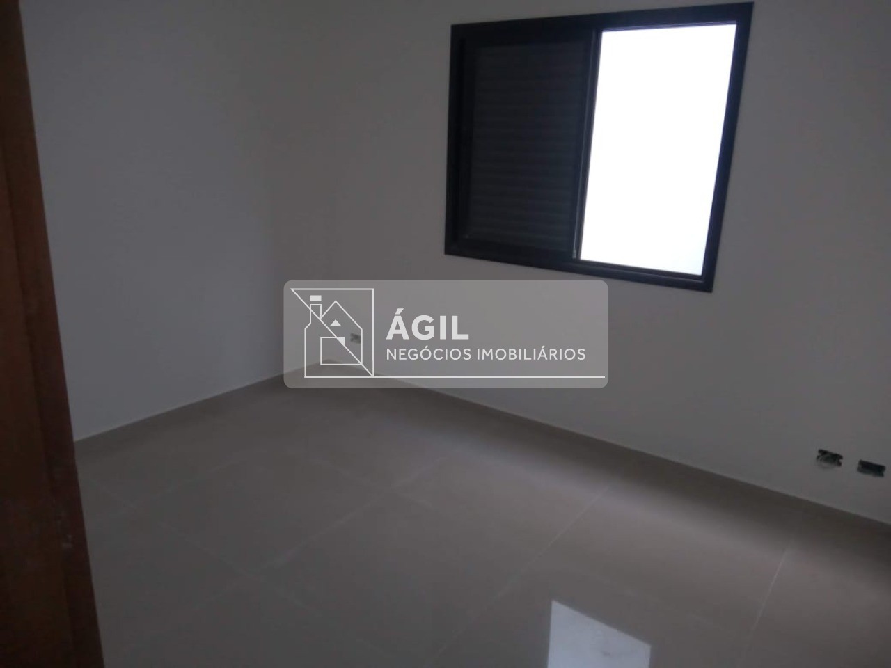 Casa Térrea Nova no Villa Branca - Jacareí - 250 m² total terreno - 170 m² área construída - 3 dormitórios, sendo uma suíte - Sala ampla com pé direi
