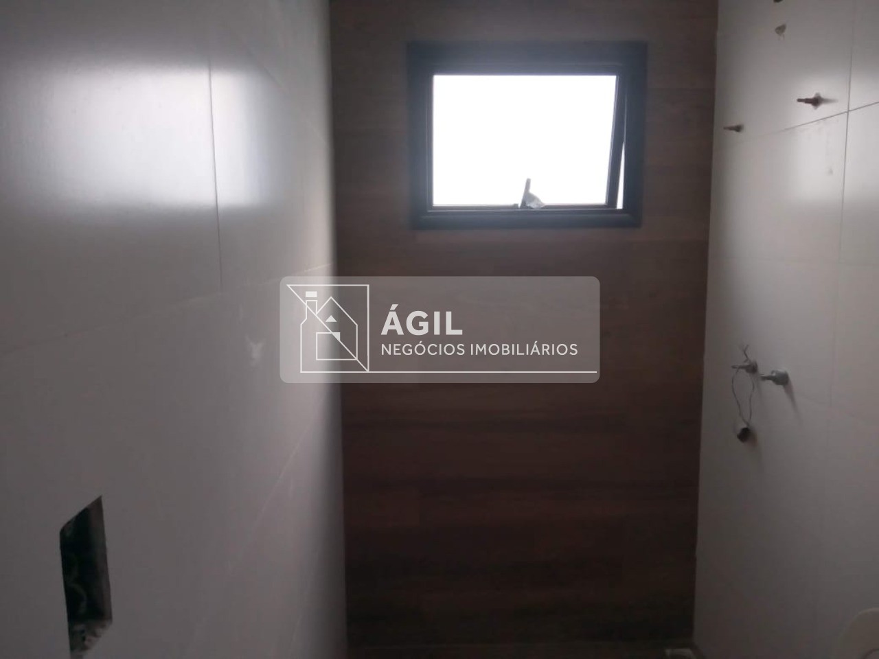 Casa Térrea Nova no Villa Branca - Jacareí - 250 m² total terreno - 170 m² área construída - 3 dormitórios, sendo uma suíte - Sala ampla com pé direi