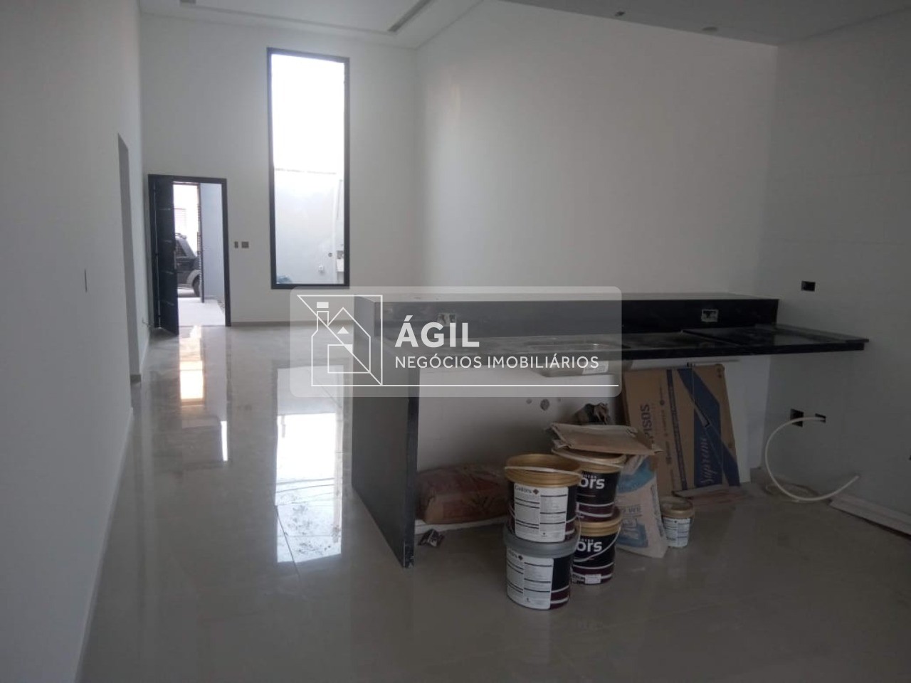 Casa Térrea Nova no Villa Branca - Jacareí - 250 m² total terreno - 170 m² área construída - 3 dormitórios, sendo uma suíte - Sala ampla com pé direi