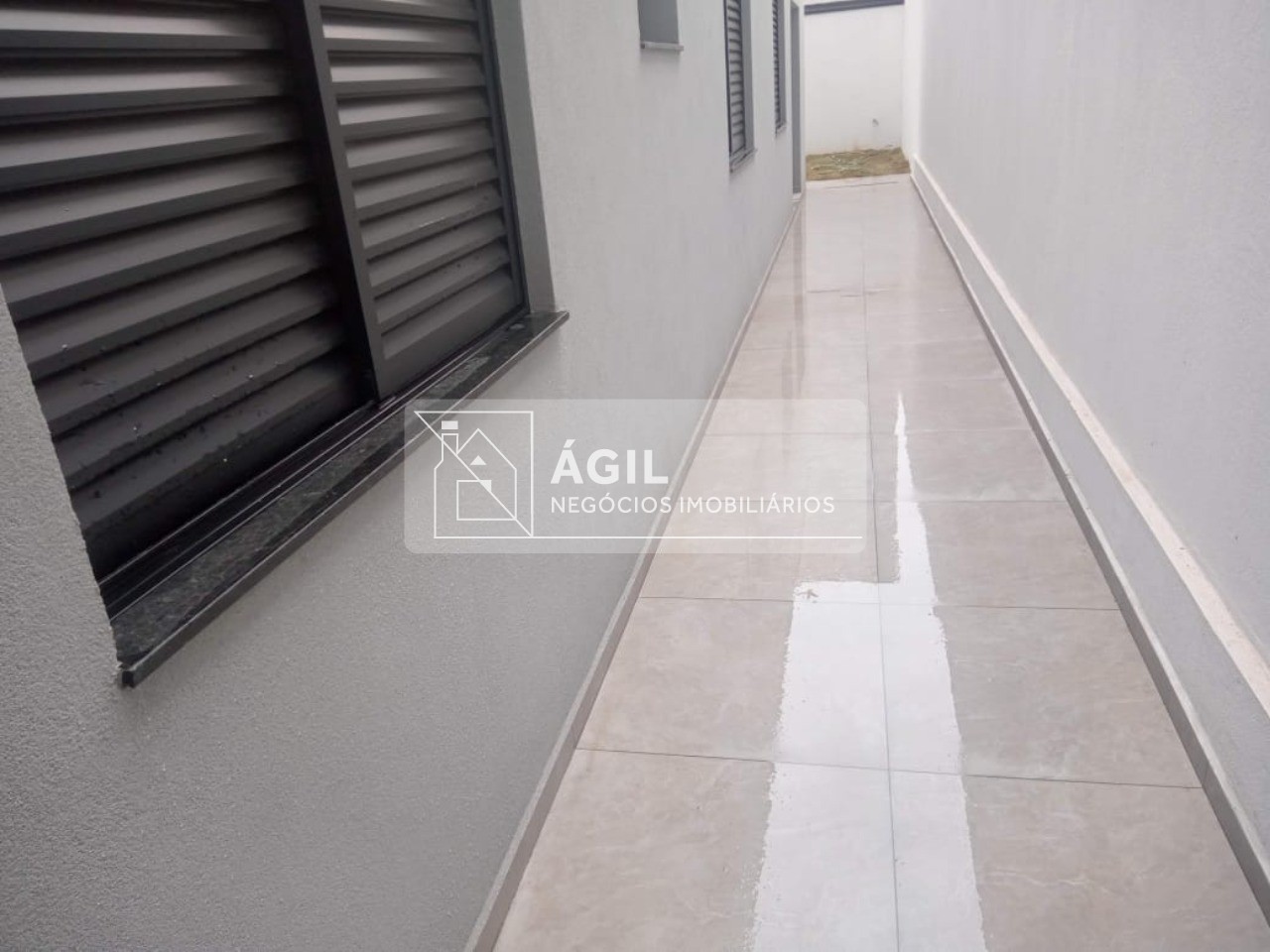 Casa Térrea Nova no Villa Branca - Jacareí - 250 m² total terreno - 170 m² área construída - 3 dormitórios, sendo uma suíte - Sala ampla com pé direi