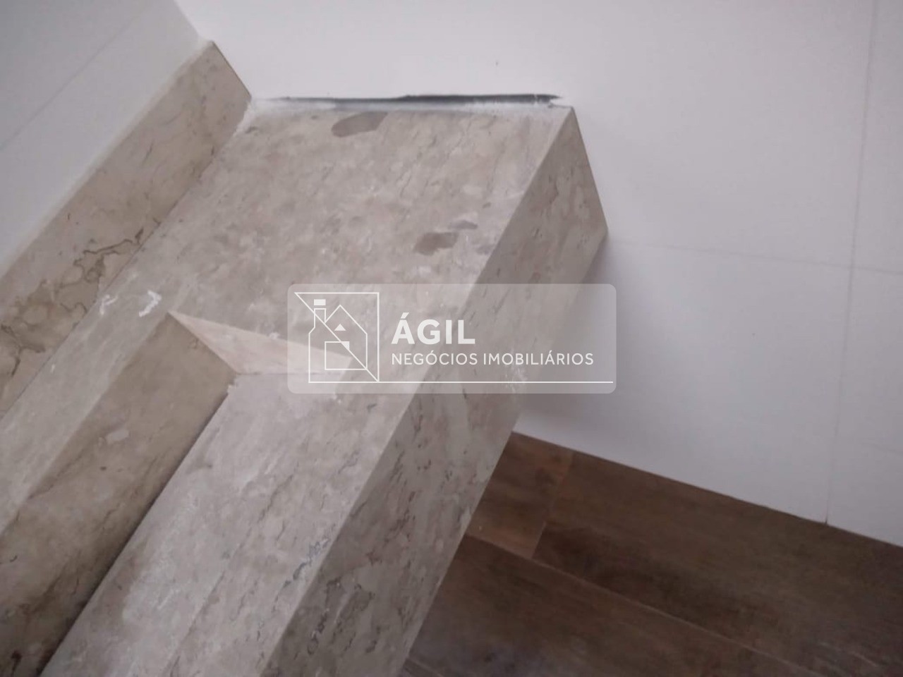 Casa Térrea Nova no Villa Branca - Jacareí - 250 m² total terreno - 170 m² área construída - 3 dormitórios, sendo uma suíte - Sala ampla com pé direi
