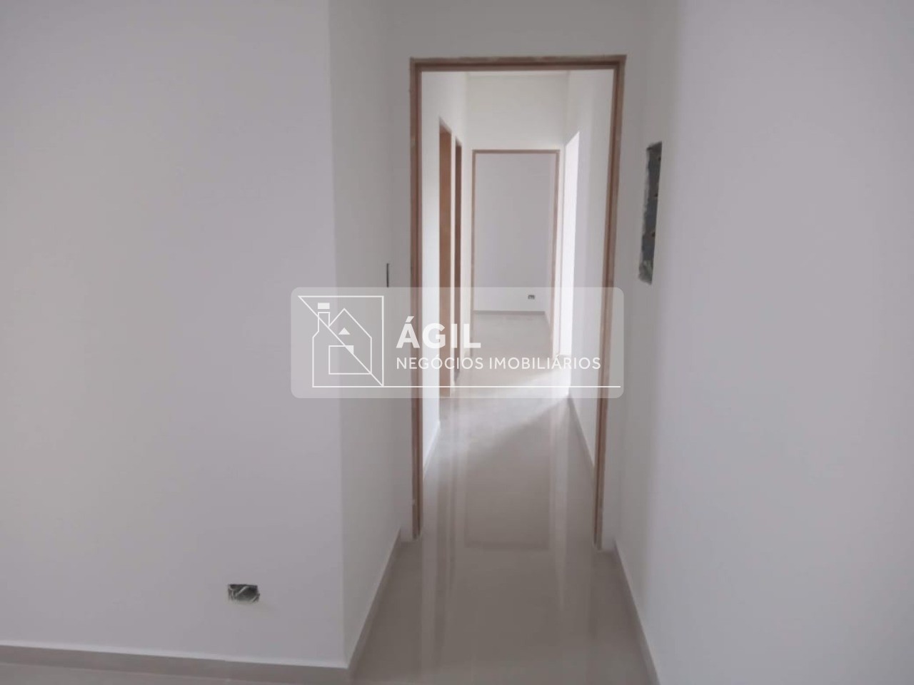 Casa Térrea Nova no Villa Branca - Jacareí - 250 m² total terreno - 170 m² área construída - 3 dormitórios, sendo uma suíte - Sala ampla com pé direi