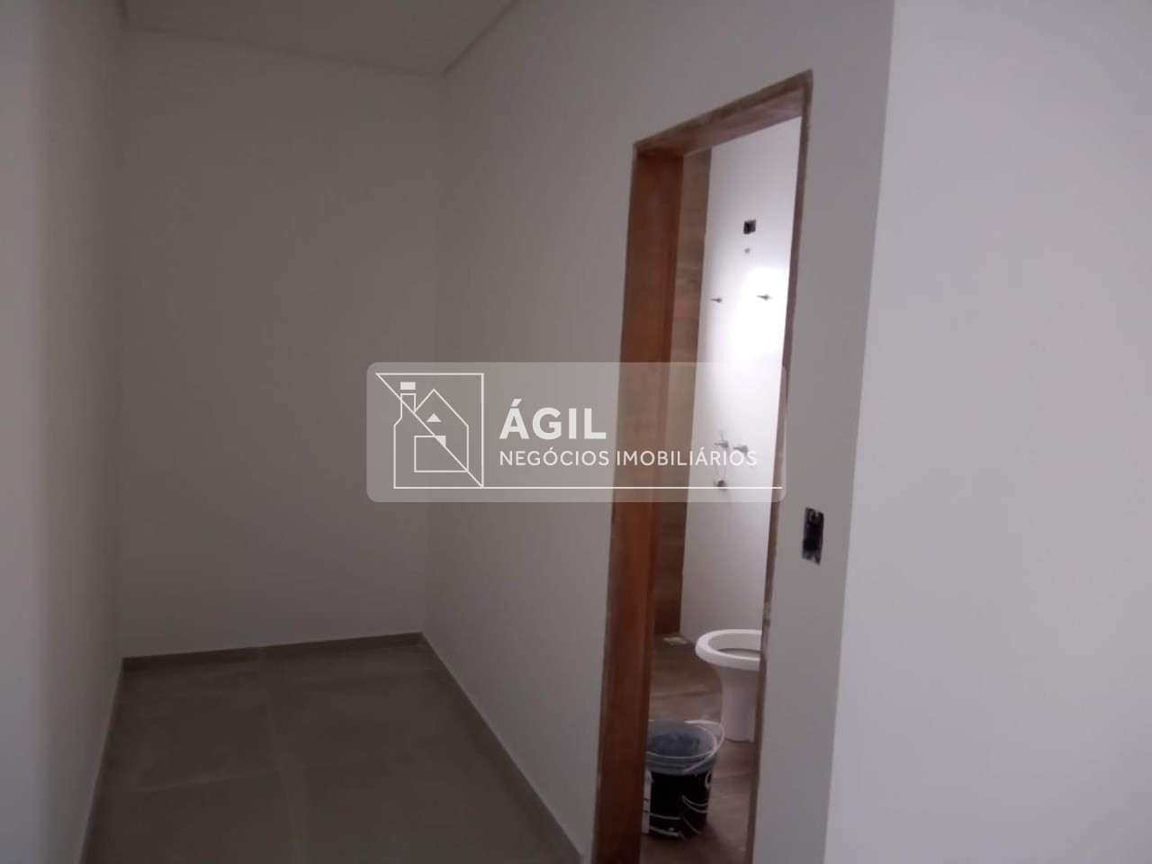 Casa Térrea Nova no Villa Branca - Jacareí - 250 m² total terreno - 170 m² área construída - 3 dormitórios, sendo uma suíte - Sala ampla com pé direi