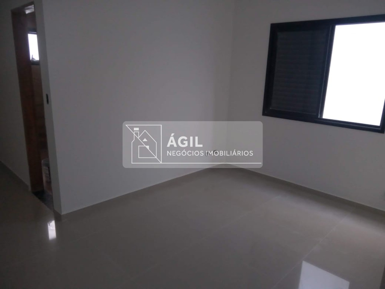 Casa Térrea Nova no Villa Branca - Jacareí - 250 m² total terreno - 170 m² área construída - 3 dormitórios, sendo uma suíte - Sala ampla com pé direi