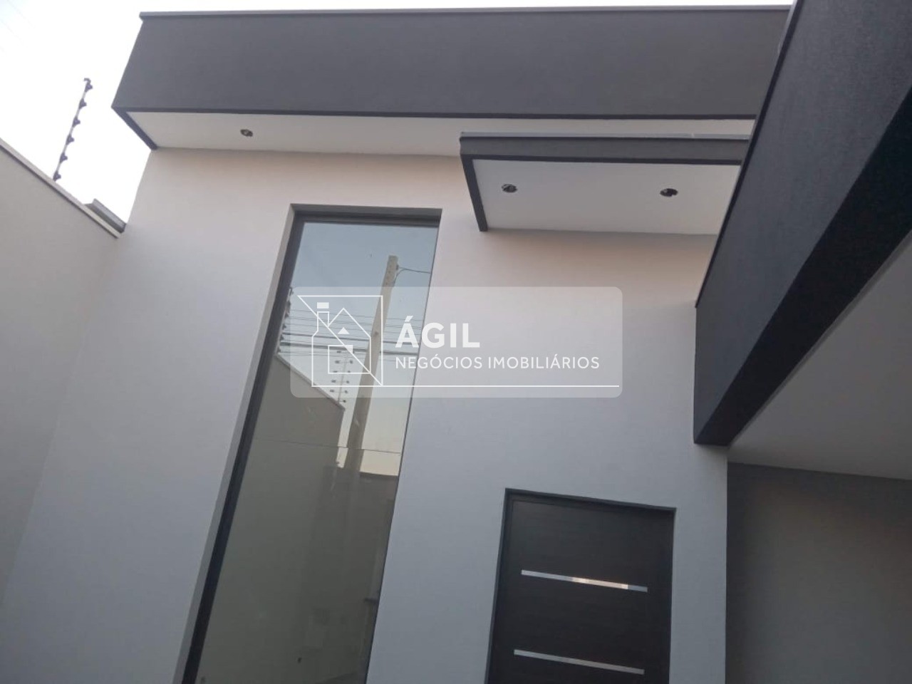 Casa Térrea Nova no Villa Branca - Jacareí - 250 m² total terreno - 170 m² área construída - 3 dormitórios, sendo uma suíte - Sala ampla com pé direi