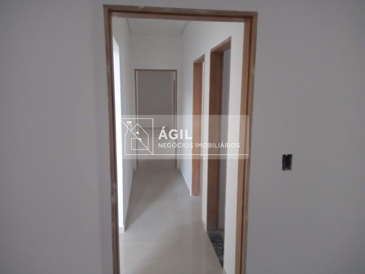 Casa Térrea Nova no Villa Branca - Jacareí - 250 m² total terreno - 170 m² área construída - 3 dormitórios, sendo uma suíte - Sala ampla com pé direi