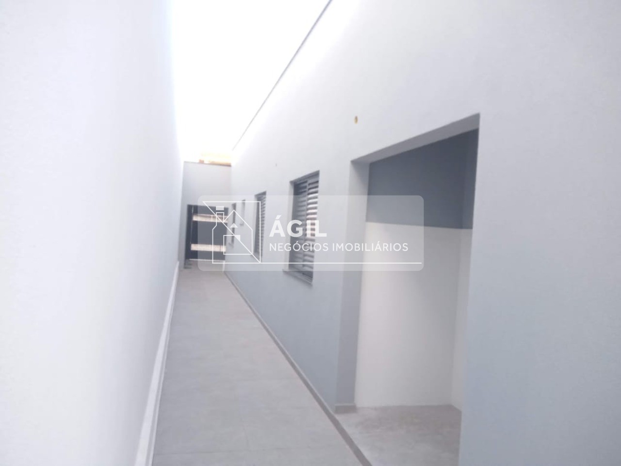 Casa Térrea Nova no Villa Branca - Jacareí - 250 m² total terreno - 170 m² área construída - 3 dormitórios, sendo uma suíte - Sala ampla com pé direi