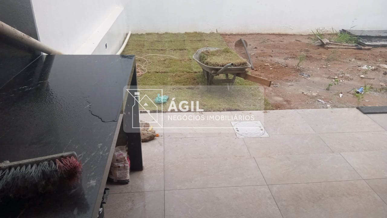 Casa Térrea Nova no Villa Branca - Jacareí - 250 m² total terreno - 170 m² área construída - 3 dormitórios, sendo uma suíte - Sala ampla com pé direi