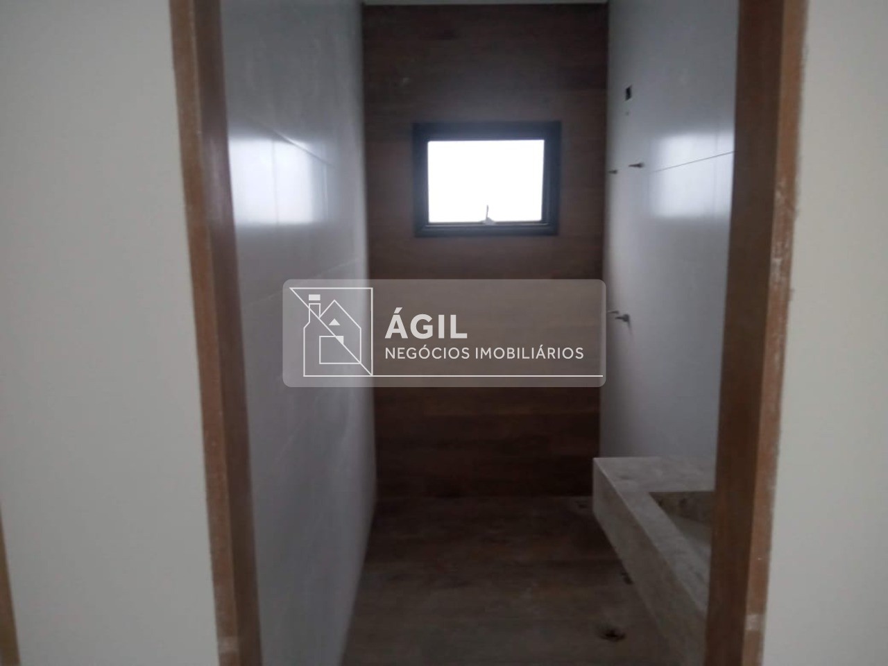 Casa Térrea Nova no Villa Branca - Jacareí - 250 m² total terreno - 170 m² área construída - 3 dormitórios, sendo uma suíte - Sala ampla com pé direi
