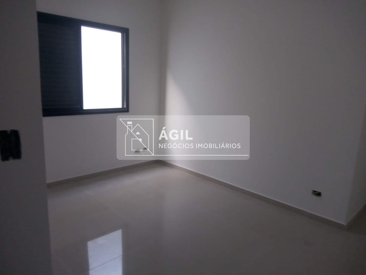 Casa Térrea Nova no Villa Branca - Jacareí - 250 m² total terreno - 170 m² área construída - 3 dormitórios, sendo uma suíte - Sala ampla com pé direi