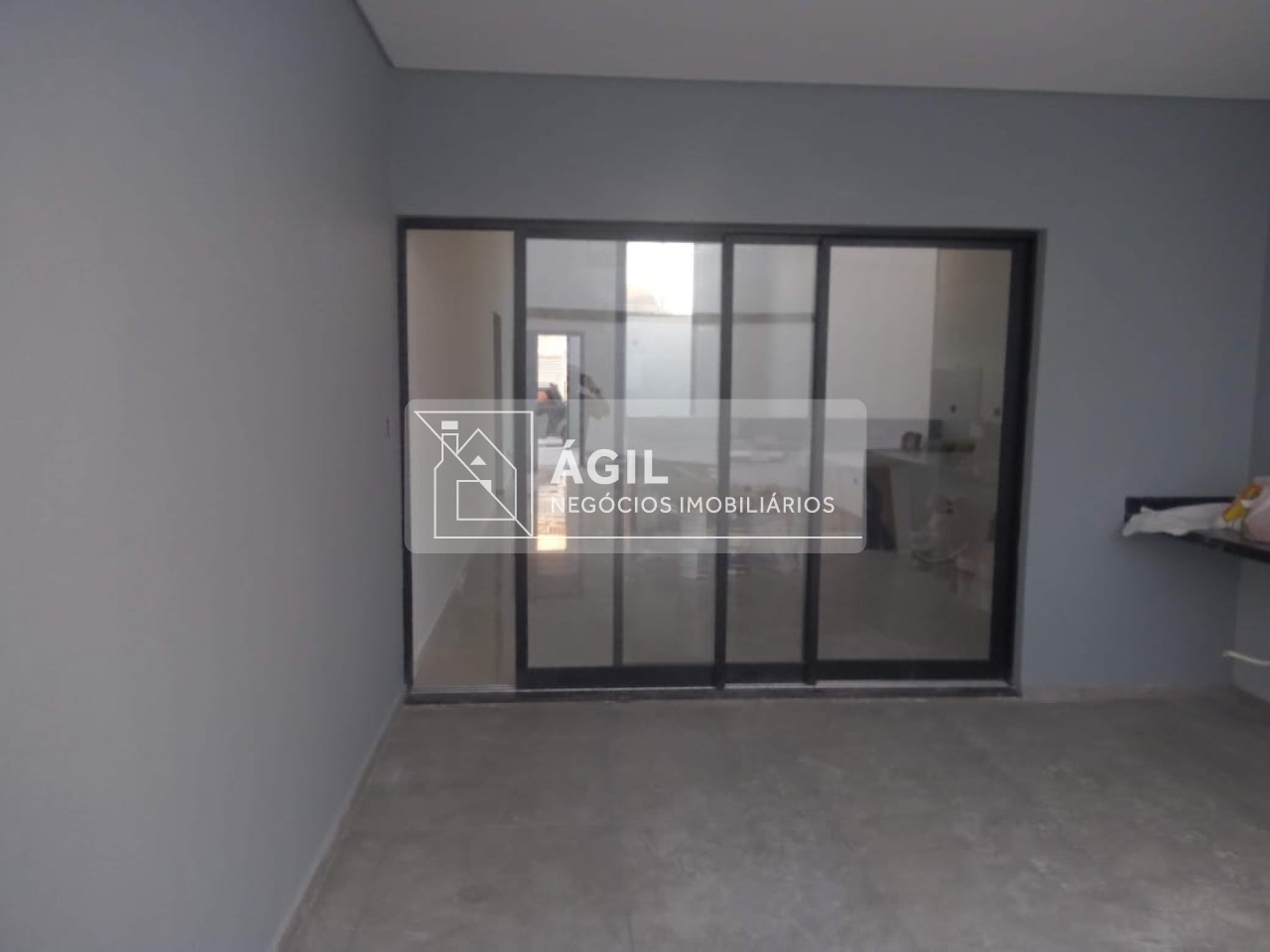 Casa Térrea Nova no Villa Branca - Jacareí - 250 m² total terreno - 170 m² área construída - 3 dormitórios, sendo uma suíte - Sala ampla com pé direi