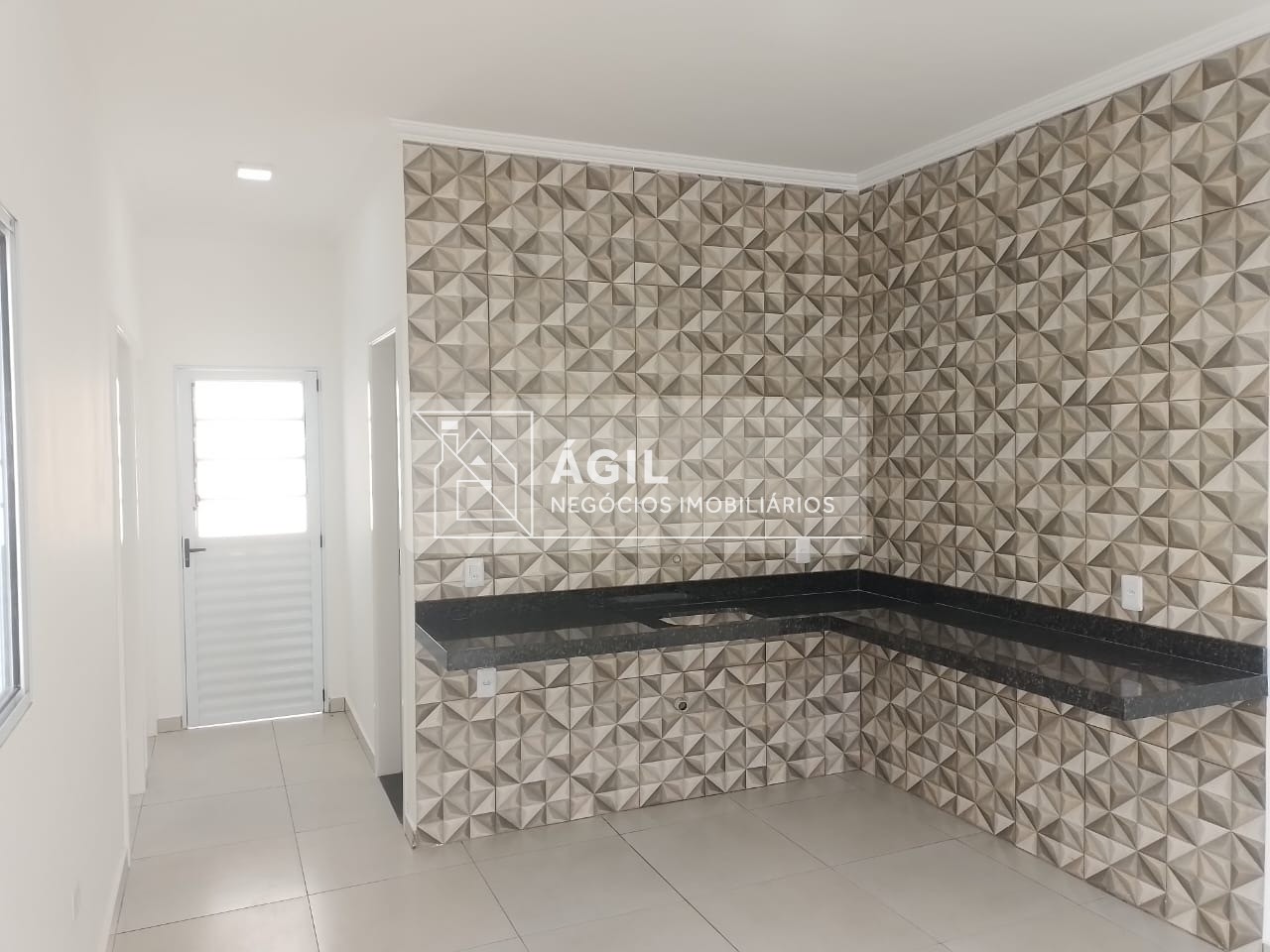 Casa térrea a venda no SetVille - São José dos Campos SP Área construída: 78m² Terreno: 175m² 3 dormitórios, sendo 1 suíte Banheiro social Banheiros