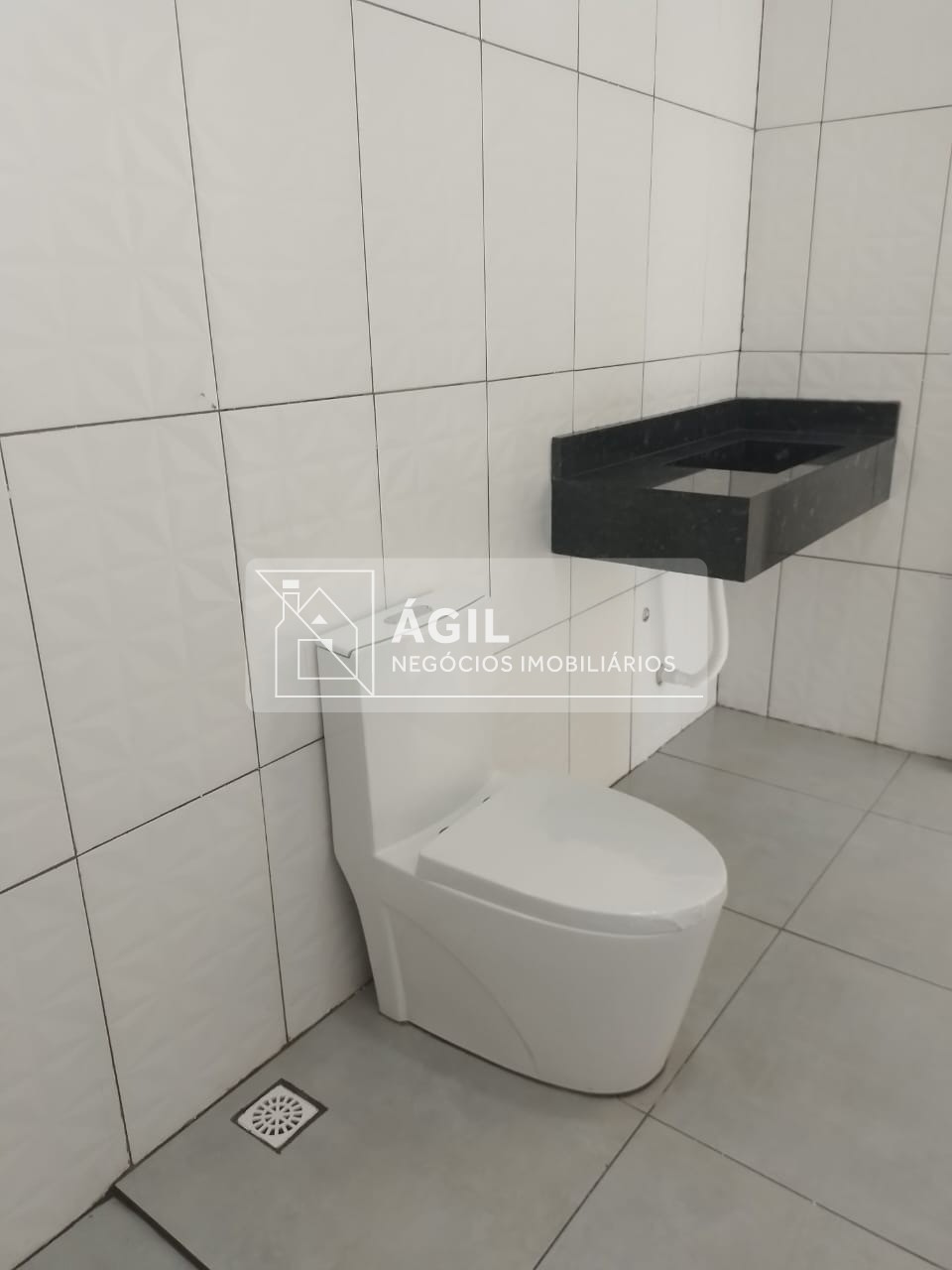Casa térrea a venda no SetVille - São José dos Campos SP Área construída: 78m² Terreno: 175m² 3 dormitórios, sendo 1 suíte Banheiro social Banheiros
