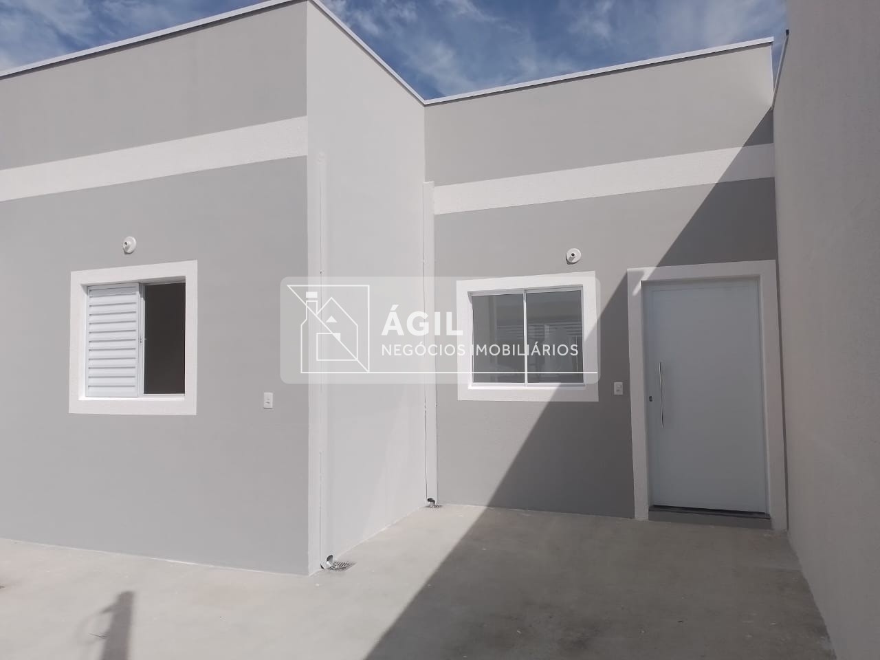 Casa térrea a venda no SetVille - São José dos Campos SP Área construída: 78m² Terreno: 175m² 3 dormitórios, sendo 1 suíte Banheiro social Banheiros