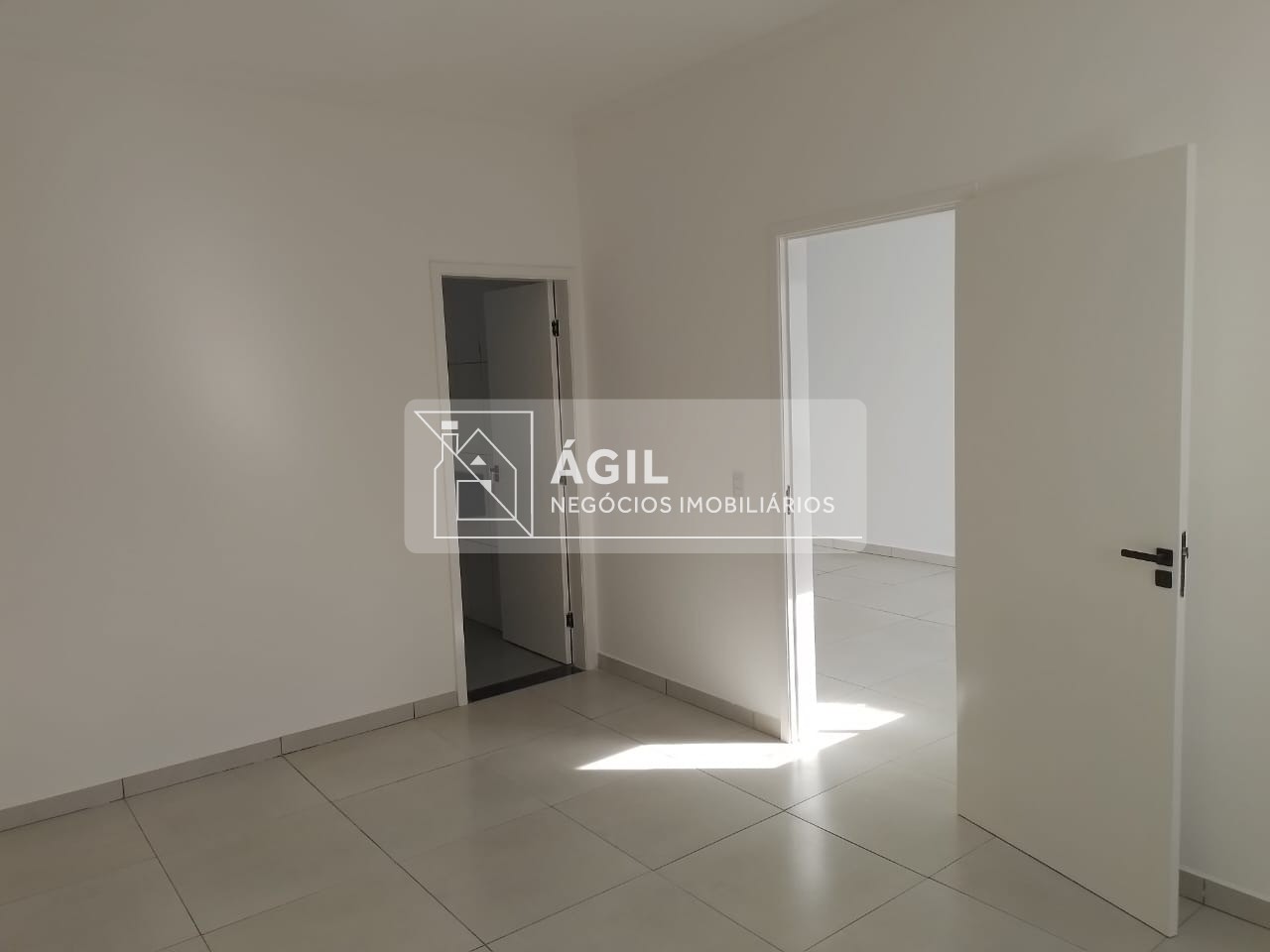 Casa térrea a venda no SetVille - São José dos Campos SP Área construída: 78m² Terreno: 175m² 3 dormitórios, sendo 1 suíte Banheiro social Banheiros