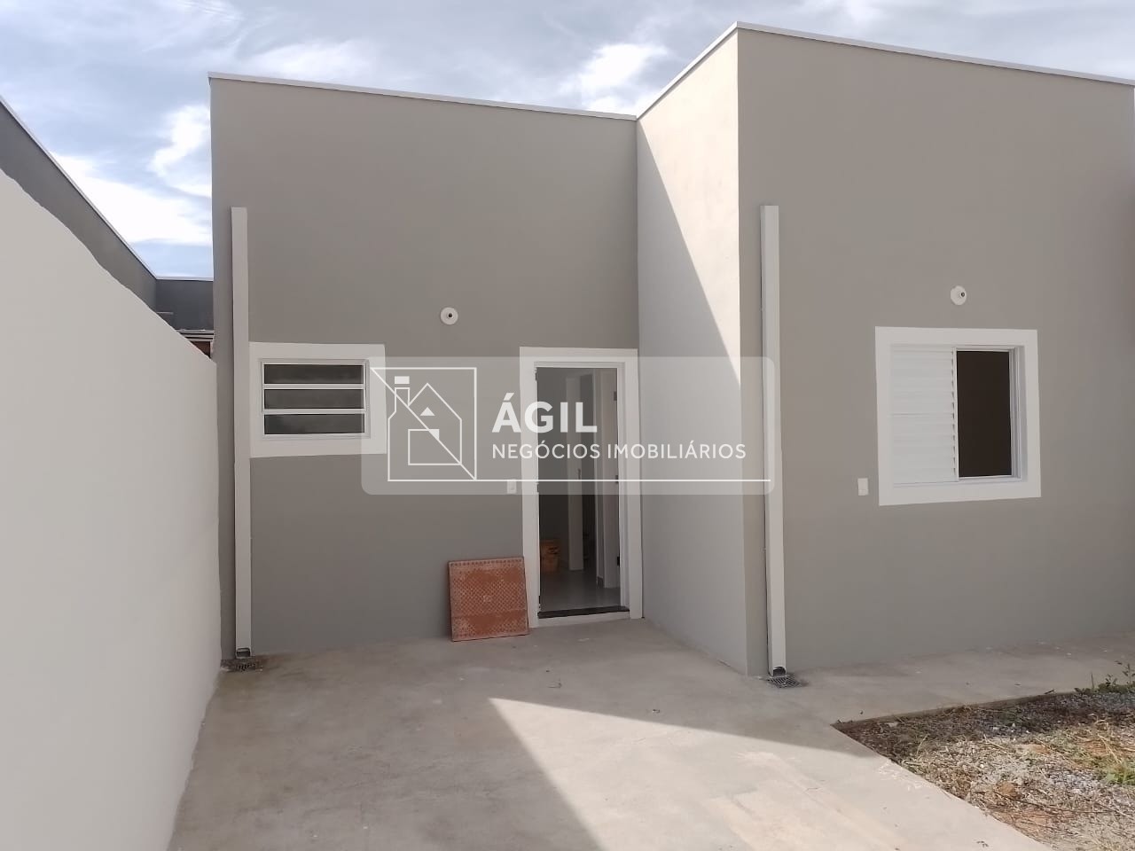 Casa térrea a venda no SetVille - São José dos Campos SP Área construída: 78m² Terreno: 175m² 3 dormitórios, sendo 1 suíte Banheiro social Banheiros