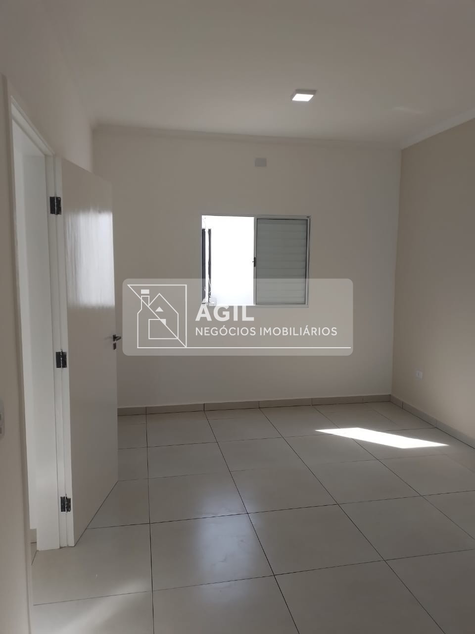 Casa térrea a venda no SetVille - São José dos Campos SP Área construída: 78m² Terreno: 175m² 3 dormitórios, sendo 1 suíte Banheiro social Banheiros
