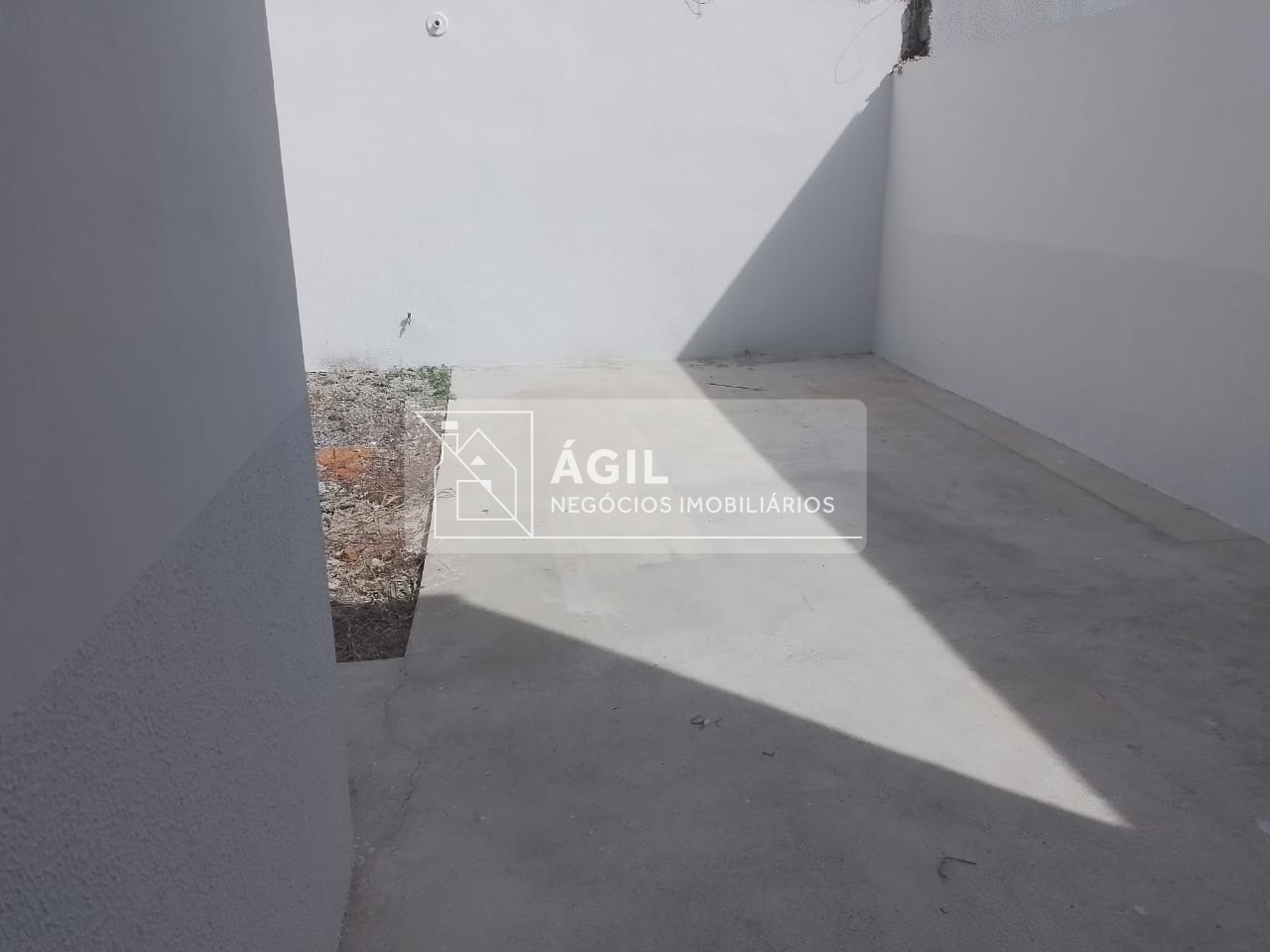 Casa térrea a venda no SetVille - São José dos Campos SP Área construída: 78m² Terreno: 175m² 3 dormitórios, sendo 1 suíte Banheiro social Banheiros