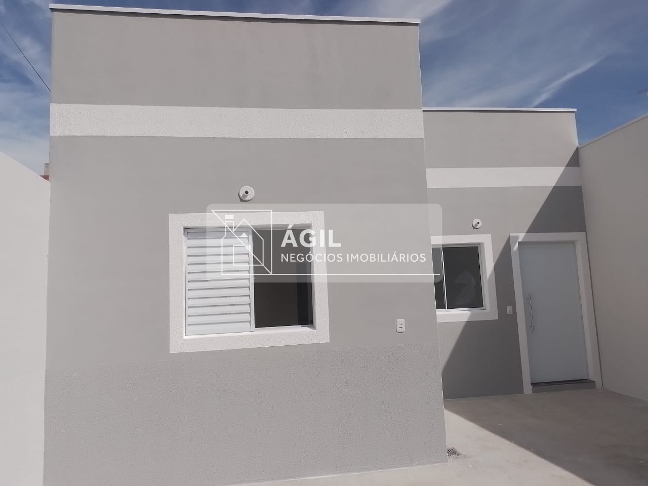 Casa térrea a venda no SetVille - São José dos Campos SP Área construída: 78m² Terreno: 175m² 3 dormitórios, sendo 1 suíte Banheiro social Banheiros