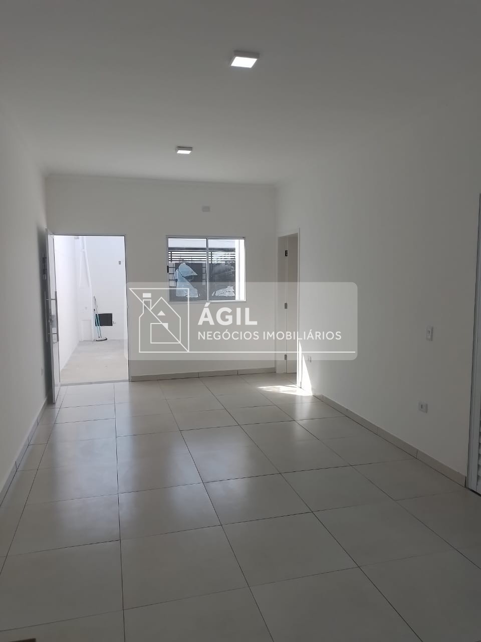 Casa térrea a venda no SetVille - São José dos Campos SP Área construída: 78m² Terreno: 175m² 3 dormitórios, sendo 1 suíte Banheiro social Banheiros