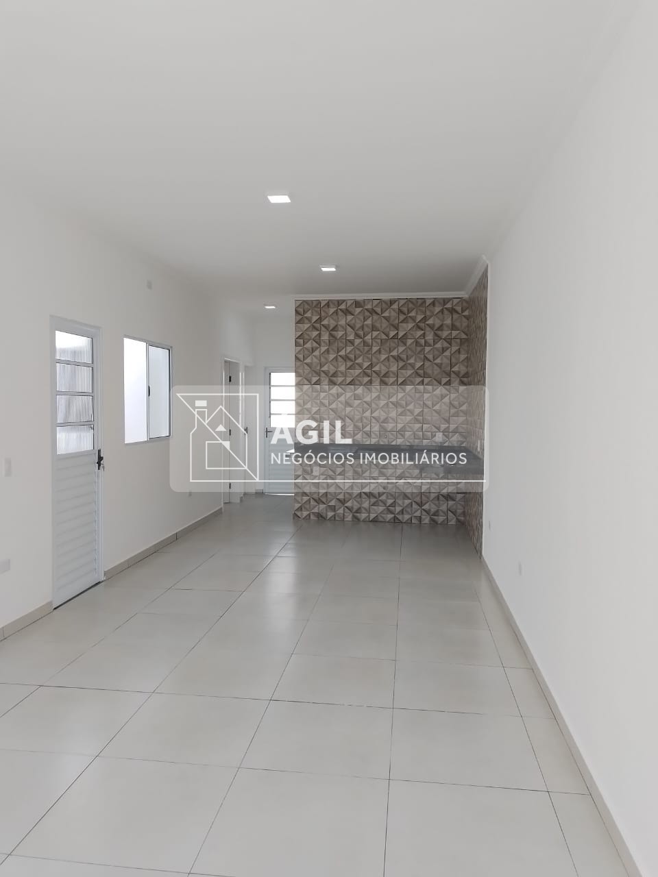 Casa térrea a venda no SetVille - São José dos Campos SP Área construída: 78m² Terreno: 175m² 3 dormitórios, sendo 1 suíte Banheiro social Banheiros