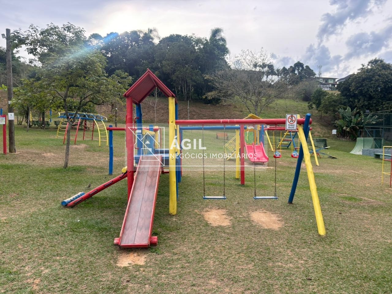 Aluga-se Casa Térrea no Condomínio Eldorado no Urbanova - São José dos Campos