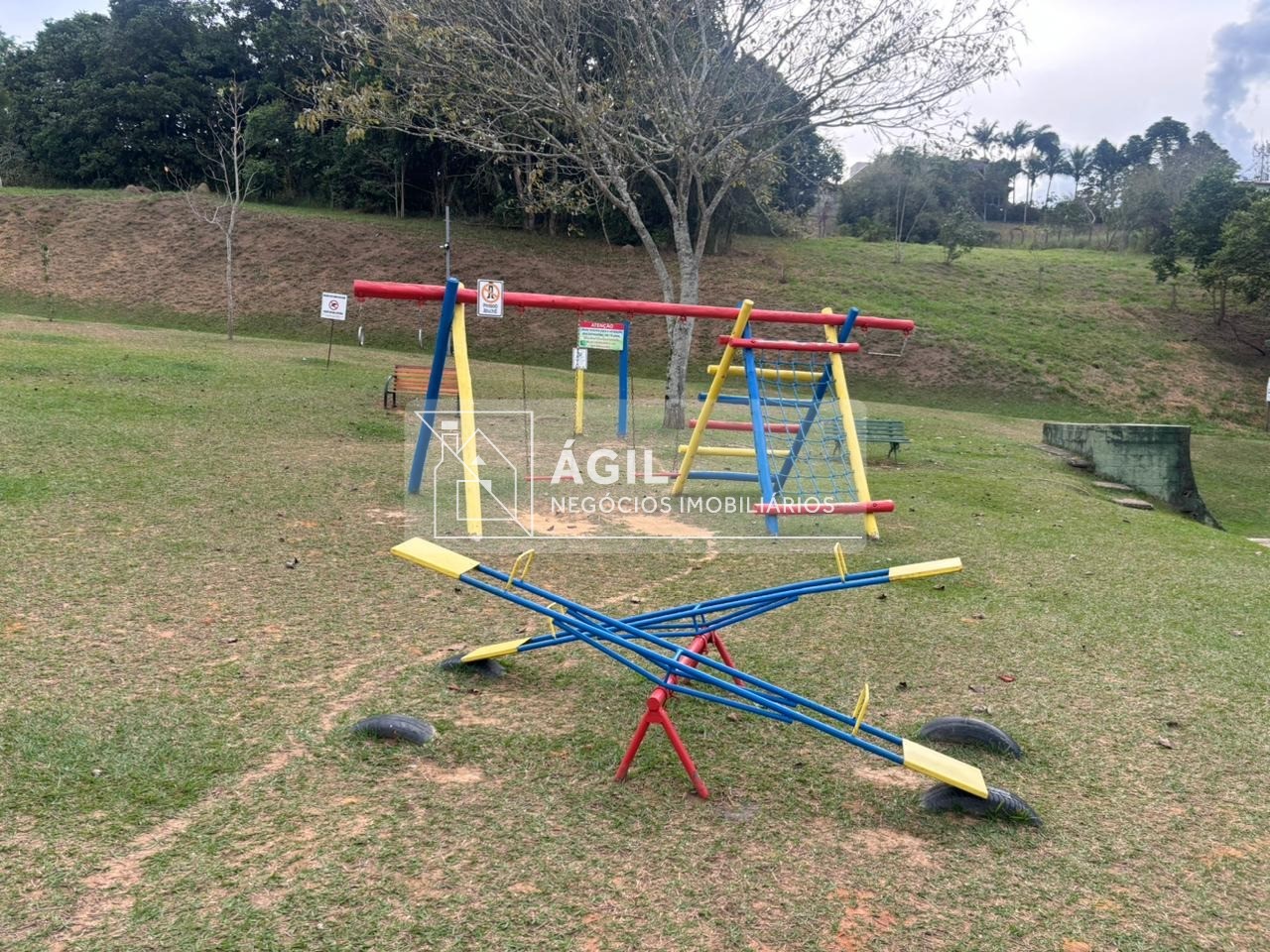 Aluga-se Casa Térrea no Condomínio Eldorado no Urbanova - São José dos Campos