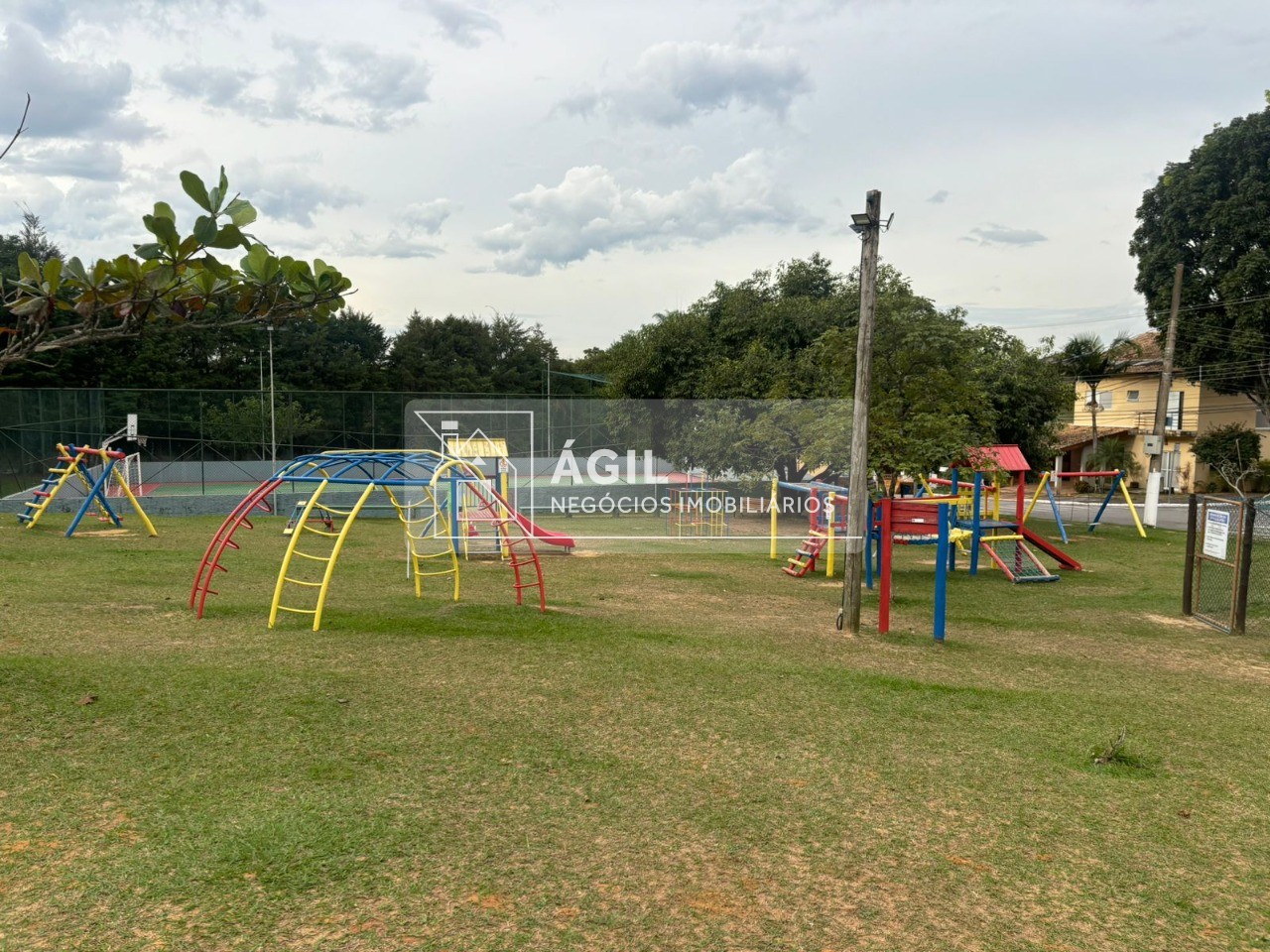 Aluga-se Casa Térrea no Condomínio Eldorado no Urbanova - São José dos Campos