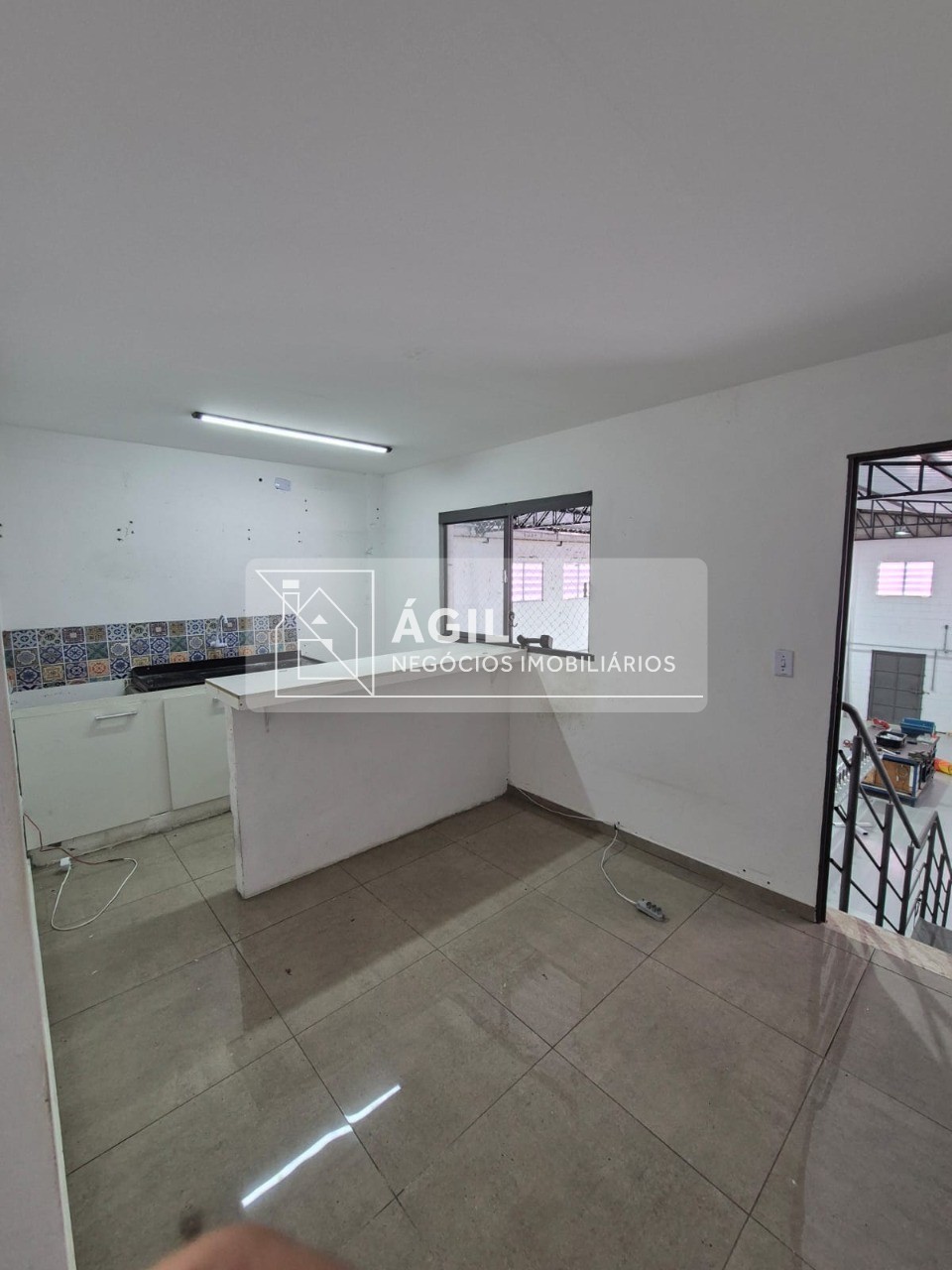 Aluga-se - galpão - comercial - 285m² - jardim aeroporto, pr