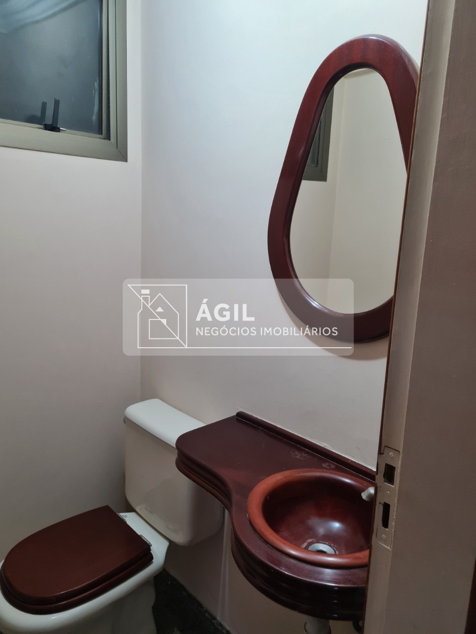 Aluguel - Apartamento - 160m² - Condomínio Edifício Por do Sol- Centro em São José dos Campos -160m² -Andar baixo -Varanda com vista livre para o ban