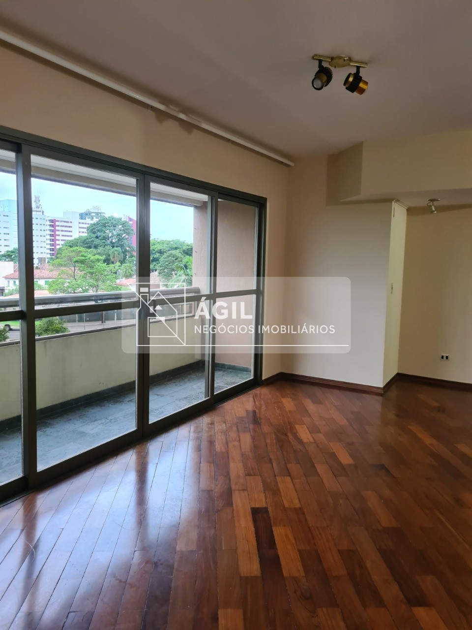 Aluguel - Apartamento - 160m² - Condomínio Edifício Por do Sol- Centro em São José dos Campos -160m² -Andar baixo -Varanda com vista livre para o ban