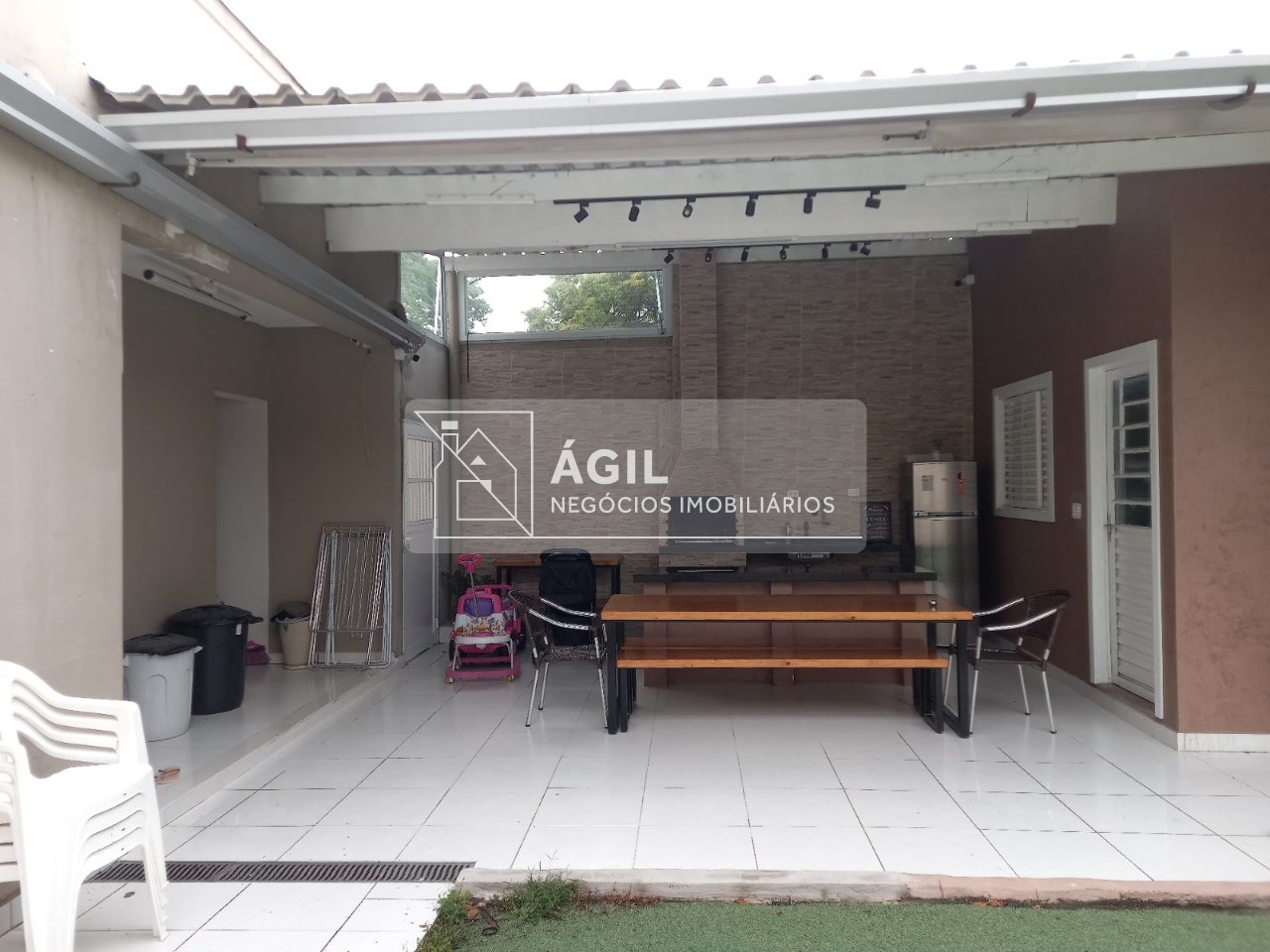 Vendo sobrado com 5 dormitórios, 236 m² por R$ 945.000,00 - 