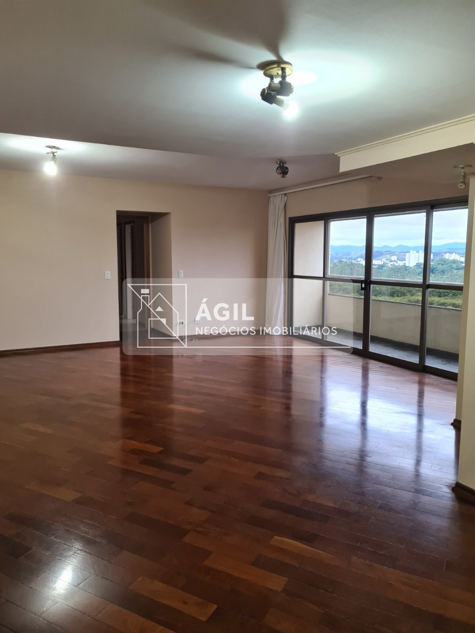 Aluguel - Apartamento - 160m² - Condomínio Edifício Por do Sol- Centro em São José dos Campos -160m² -Andar baixo -Varanda com vista livre para o ban