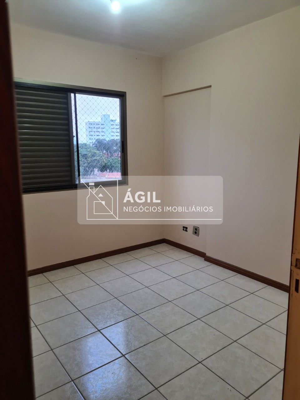 Aluguel - Apartamento - 160m² - Condomínio Edifício Por do Sol- Centro em São José dos Campos -160m² -Andar baixo -Varanda com vista livre para o ban