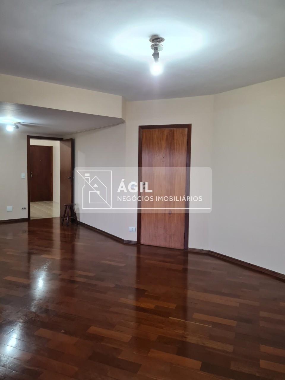 Aluguel - Apartamento - 160m² - Condomínio Edifício Por do Sol- Centro em São José dos Campos -160m² -Andar baixo -Varanda com vista livre para o ban