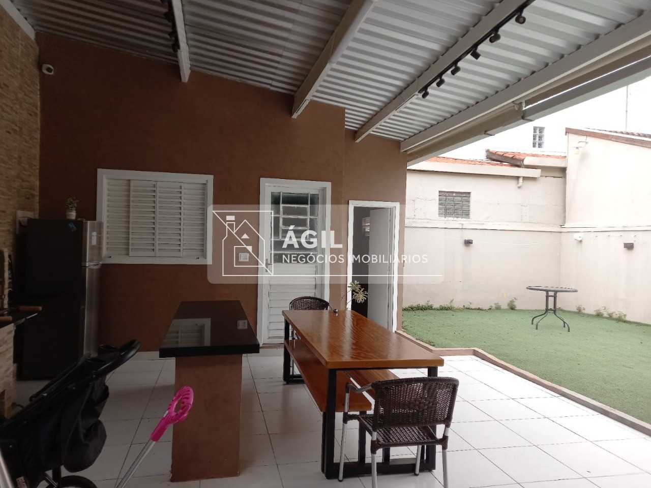 Vendo sobrado com 5 dormitórios, 236 m² por R$ 945.000,00 - 