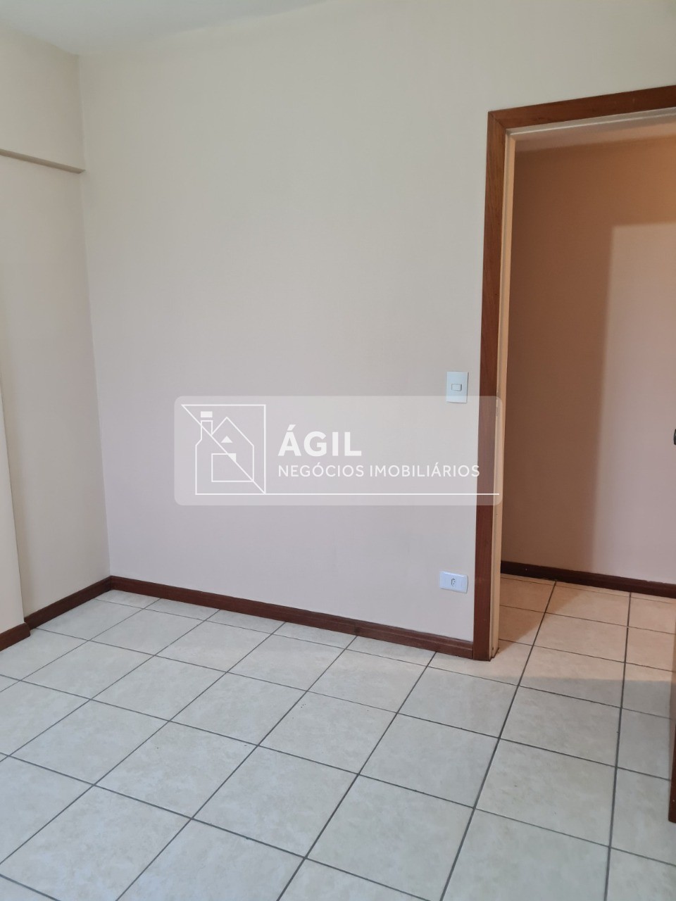 Aluguel - Apartamento - 160m² - Condomínio Edifício Por do Sol- Centro em São José dos Campos -160m² -Andar baixo -Varanda com vista livre para o ban