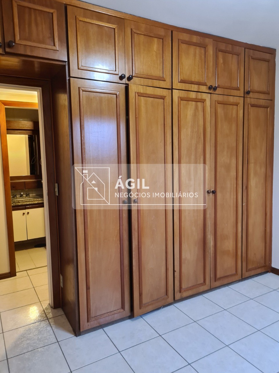 Aluguel - Apartamento - 160m² - Condomínio Edifício Por do Sol- Centro em São José dos Campos -160m² -Andar baixo -Varanda com vista livre para o ban