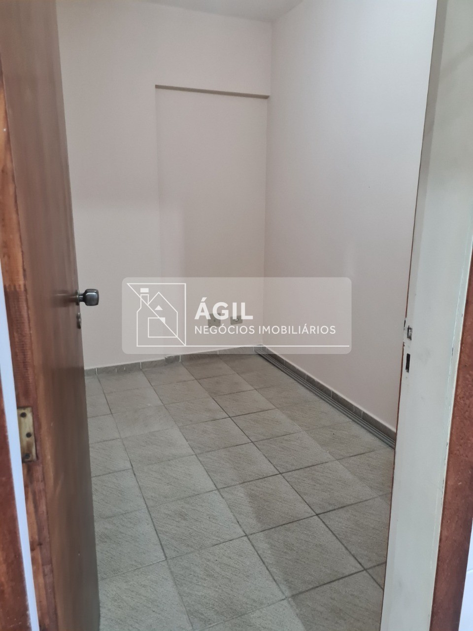 Aluguel - Apartamento - 160m² - Condomínio Edifício Por do Sol- Centro em São José dos Campos -160m² -Andar baixo -Varanda com vista livre para o ban