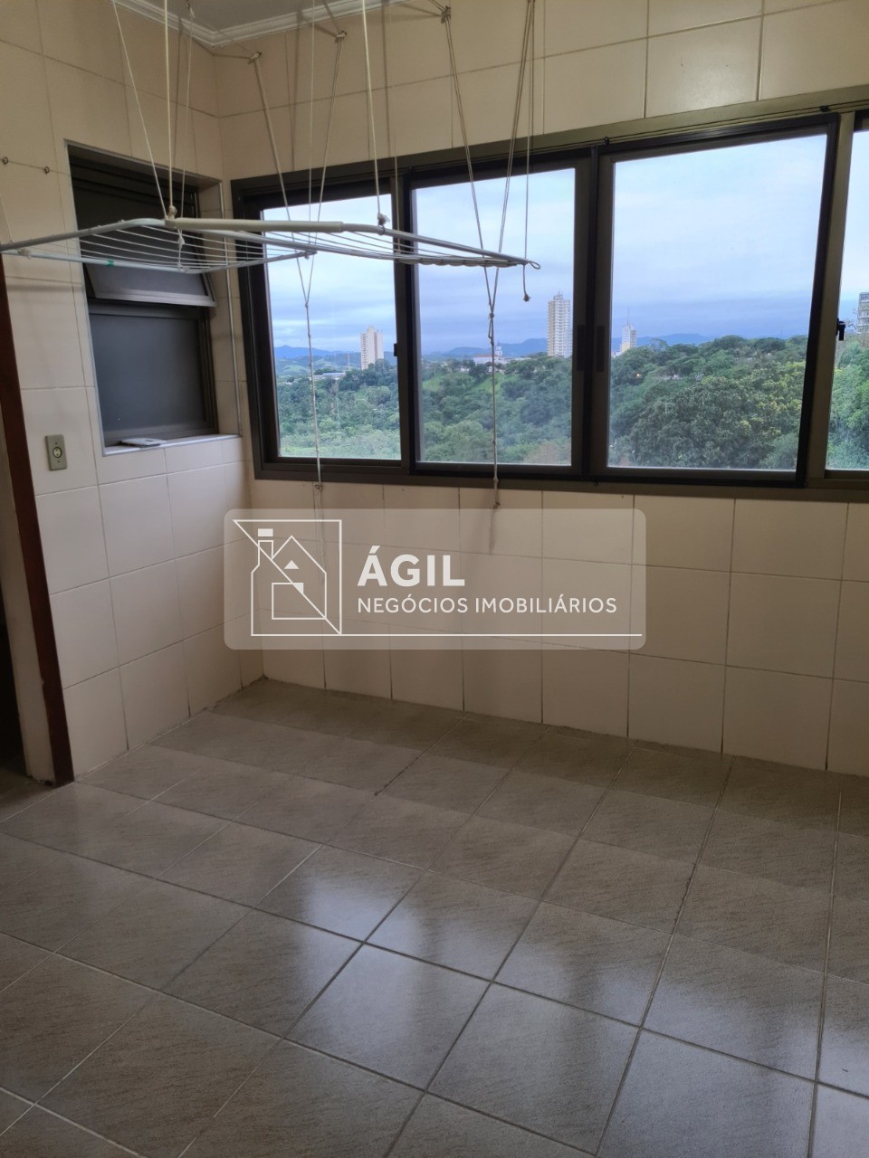 Aluguel - Apartamento - 160m² - Condomínio Edifício Por do Sol- Centro em São José dos Campos -160m² -Andar baixo -Varanda com vista livre para o ban