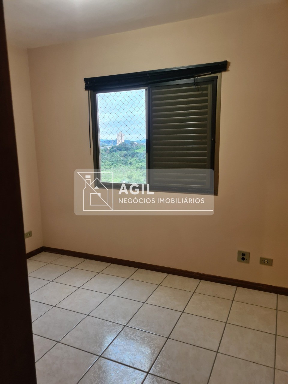 Aluguel - Apartamento - 160m² - Condomínio Edifício Por do Sol- Centro em São José dos Campos -160m² -Andar baixo -Varanda com vista livre para o ban