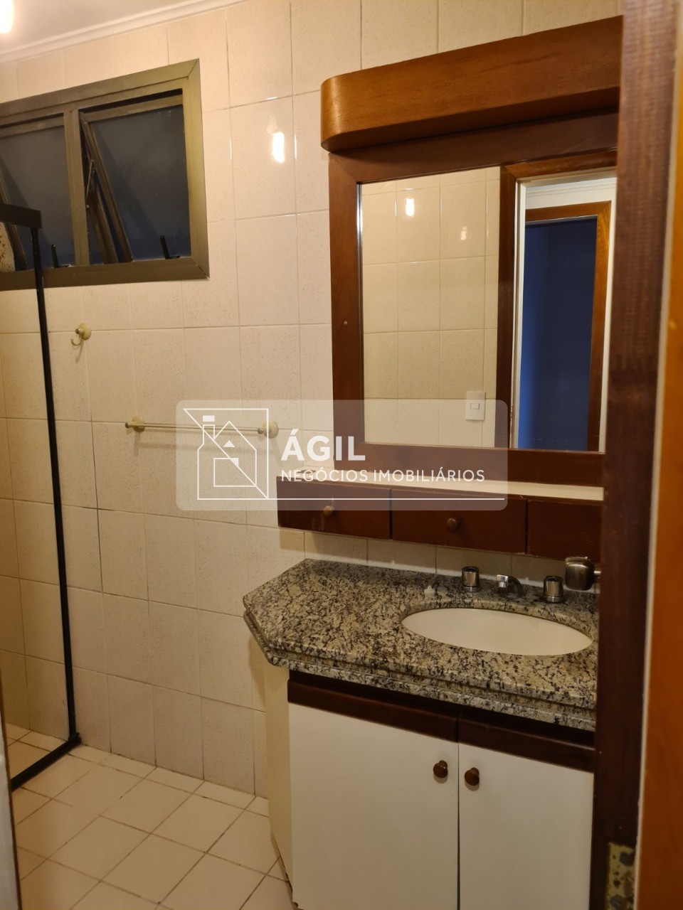 Aluguel - Apartamento - 160m² - Condomínio Edifício Por do Sol- Centro em São José dos Campos -160m² -Andar baixo -Varanda com vista livre para o ban