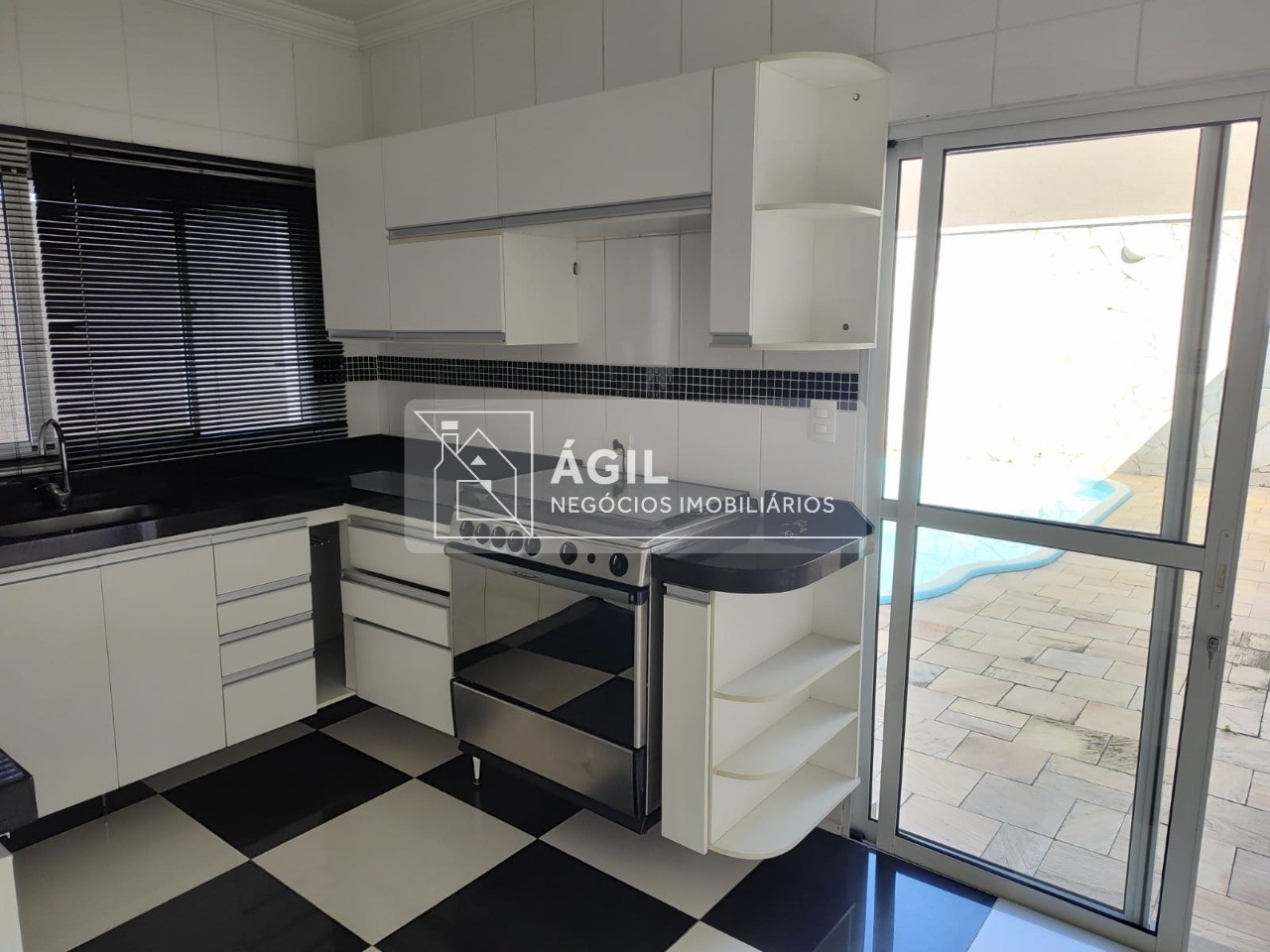 Aluga-se Casa em Condomínio - Villa Branca - Condomínio Quintas do Villa Branca - 4 Dormitórios