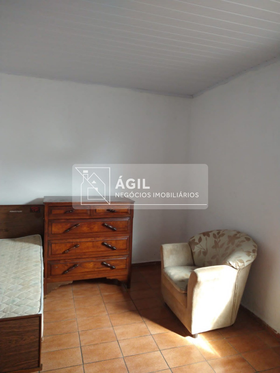 Alugo casa térrea 174 m2 de área construída - 3 dormitórios 