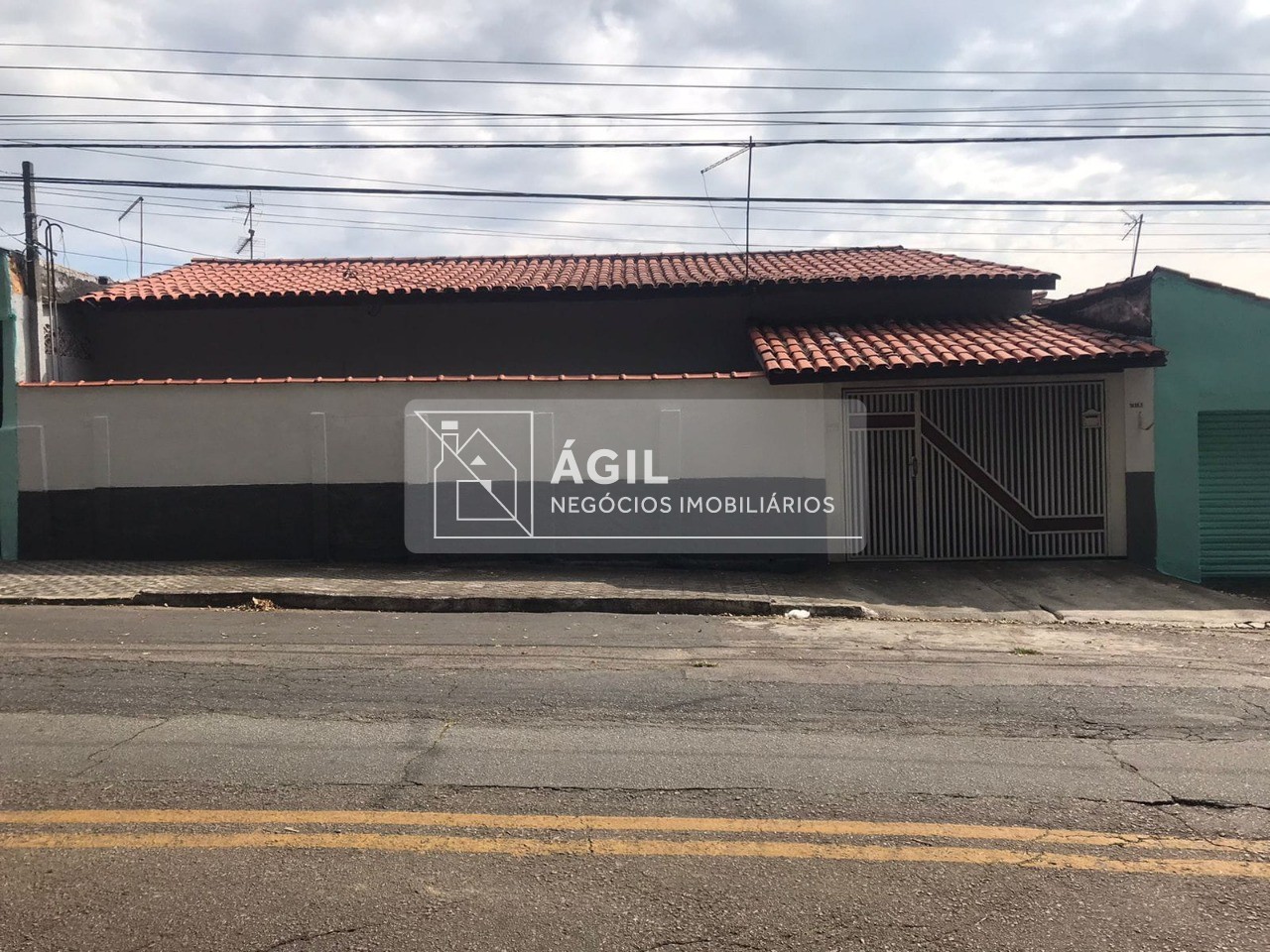 Alugo casa térrea 174 m2 de área construída - 3 dormitórios 