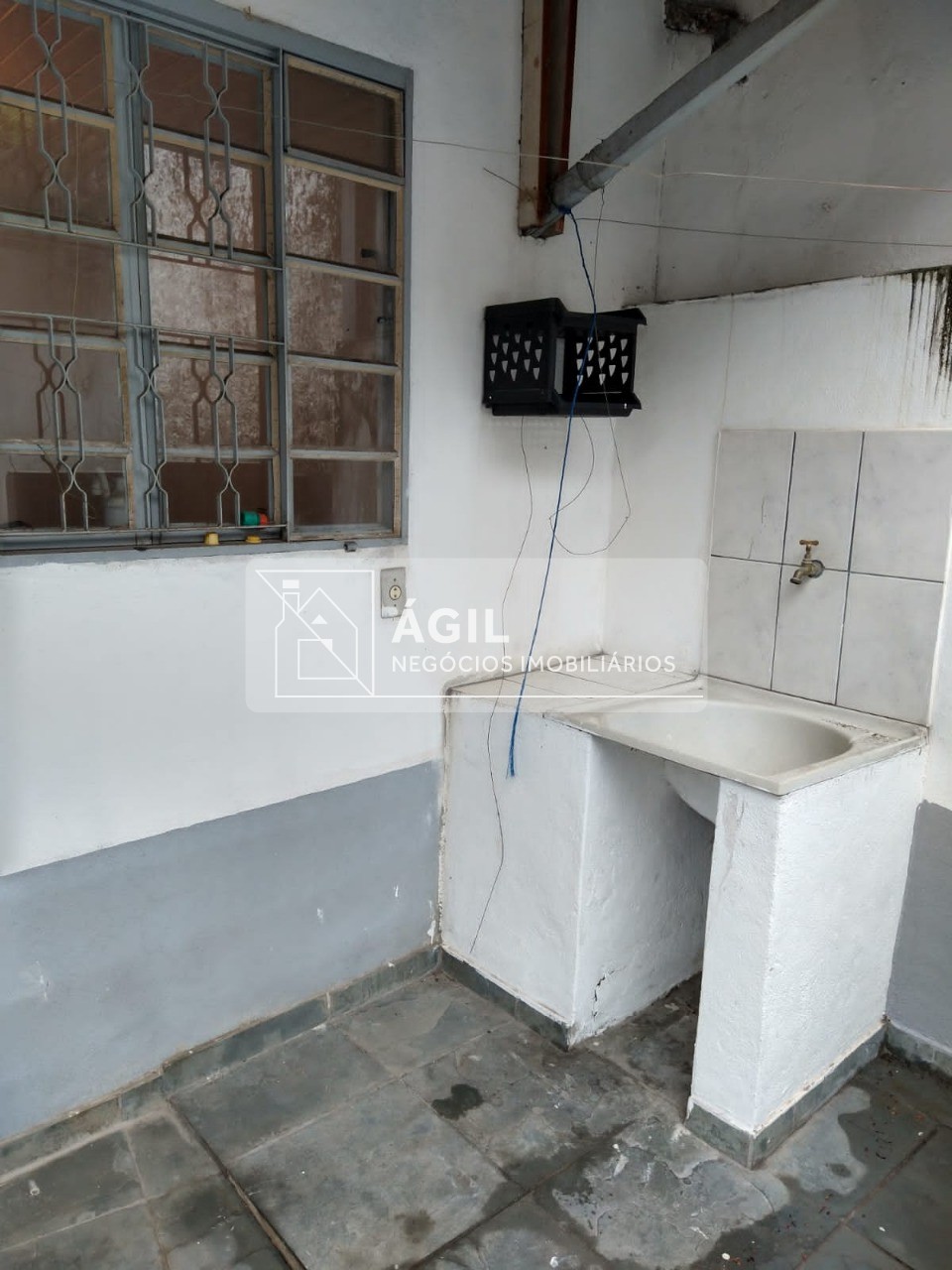 Alugo casa térrea 174 m2 de área construída - 3 dormitórios 