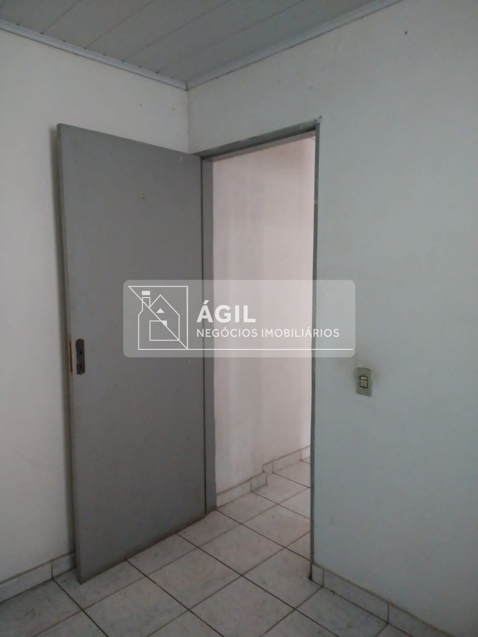 Alugo casa térrea 174 m2 de área construída - 3 dormitórios 