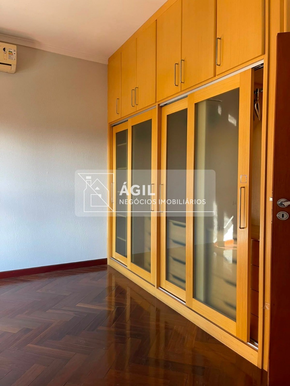 Alugo sobrado com 4 suites e piscina - sunset park aquarius 